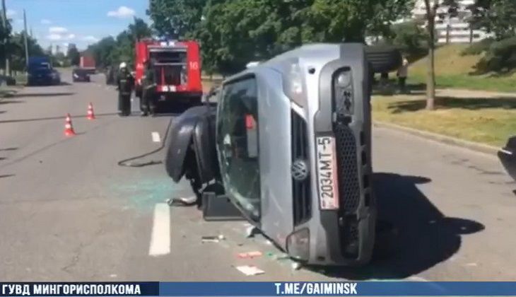 Автомобиль с двумя маленькими детьми перевернулся в Минске