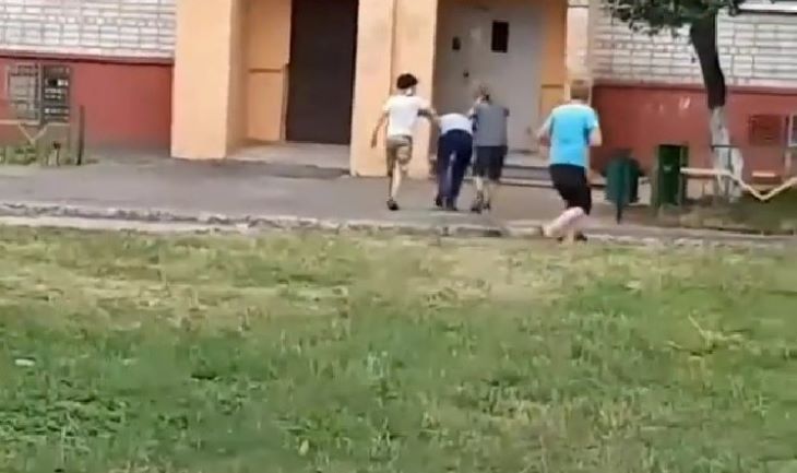 В Беларуси дети во дворах начали играть в омоновцев и задержанных: посмотрите на это
