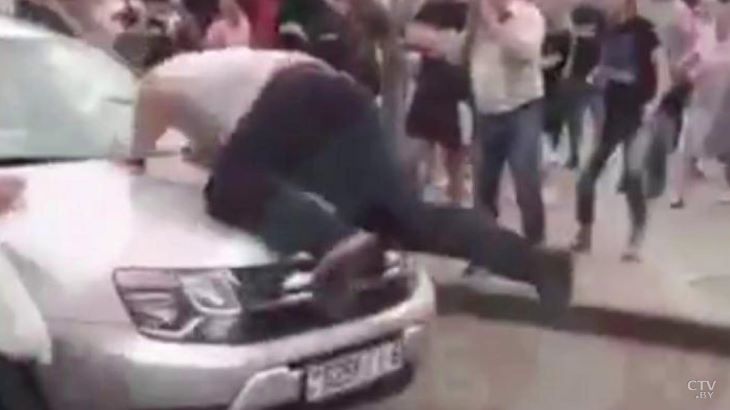В Могилеве машина сбила участника оппозиционного митинга. СТВ показало, что было на самом деле