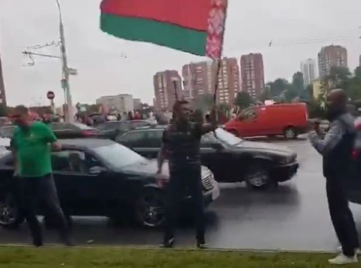 Директор минского «Динамо» станцевал с флагом на клюшке под песню «Саня останется с нами»: кадры