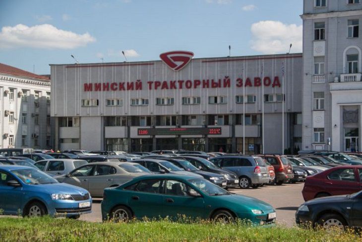 У МТЗ и БТ ОМОН разгоняет людей У МТЗ и БТ ОМОН разгоняет людей