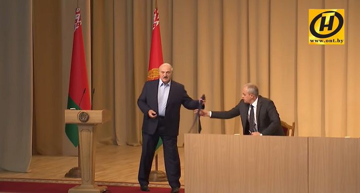 На встрече с силовиками Александру Лукашенко стало душно: ОНТ показал кадры