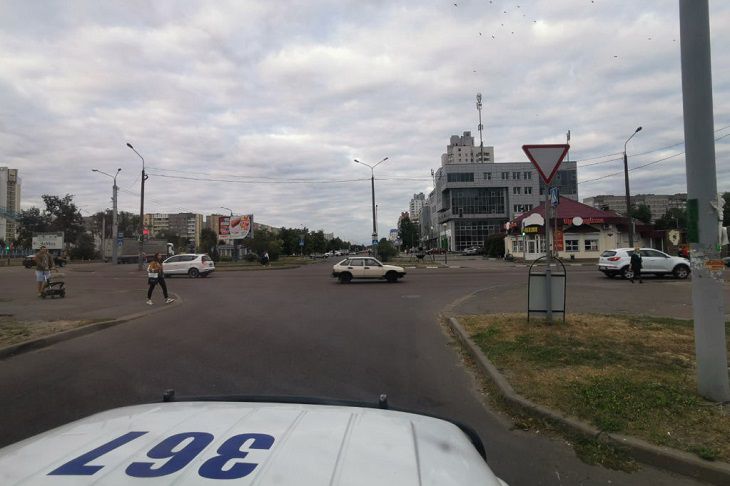 В Гомеле из автомобиля выпала 2-летняя девочка