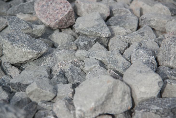 МВД: в Мозыре толпа протестующих забросала милиционера камнями