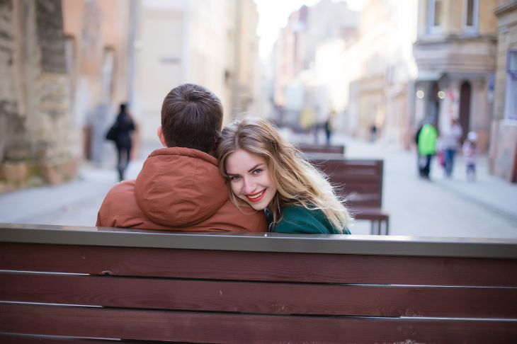 12 вопросов, которые мужчинам не следует задавать понравившимся девушкам