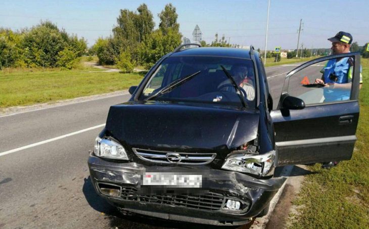 В Пинске пьяный на Opel догнал BMW и отправил девушку в больницу