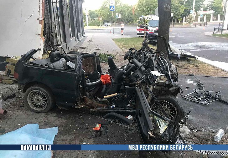 В Бресте Honda врезалась в дом: авто разорвало на части, водитель погиб
