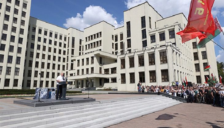 Танки и самолеты на взлете в 15 минутах от наших границ – Лукашенко