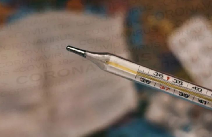 Названа температура тела, указывающая на высокий риск смерти от COVID-19