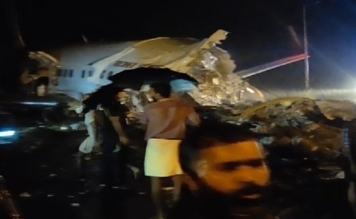 Развалился на две части. В Индии потерпел крушение самолет со 191 пассажиром на борту