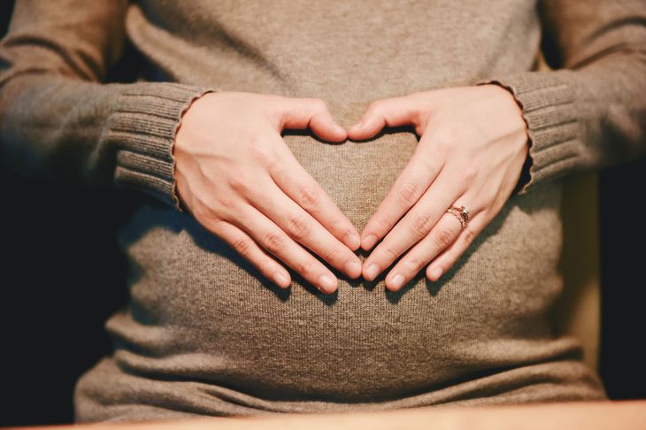 Ученые выяснили, что беременность в несколько раз повышает риск развития тяжелой формы COVID-19