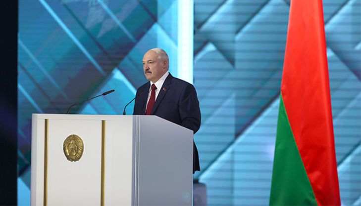 «Наштамповали столько, что сегодня и девать некуда»: Лукашенко рассказал о производстве медицинских масок в Беларуси