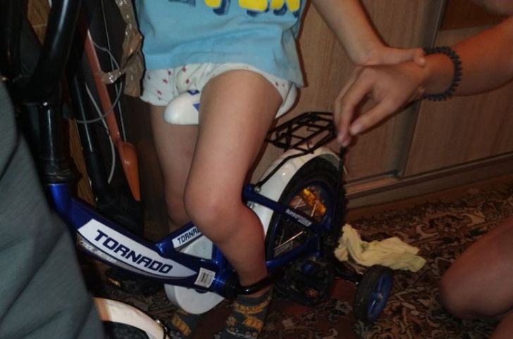 В Минске нога 4-летнего мальчика застряла в велосипеде. На помощь пришли спасатели В Минске нога 4-летнего мальчика застряла в велосипеде. На помощь пришли спасатели