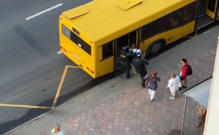 В Минске ОМОН по ошибке завел задержанного в обычный автобус вместо автозака - кадры