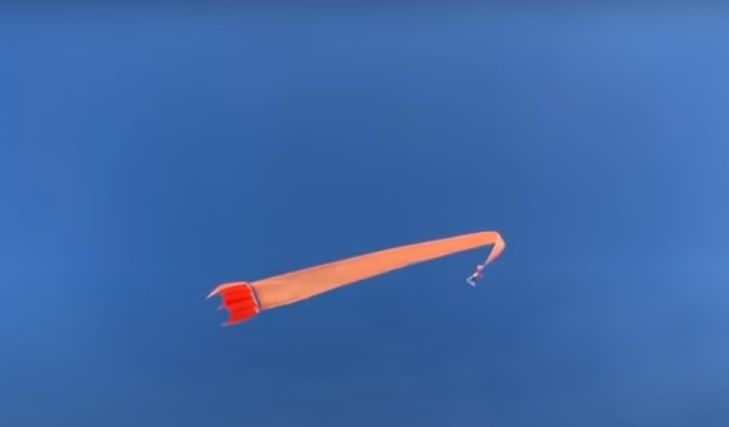 Огромный воздушный змей унес в небо 3-летнюю девочку: чем завершился инцидент