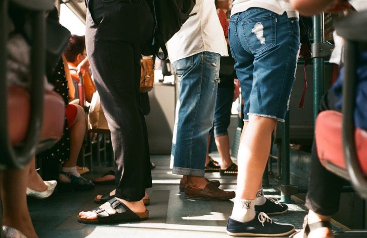 3 привычки, которые сильнее всего раздражают людей в общественном транспорте