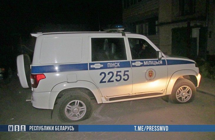 Житель Пинского района порезал колеса в милицейском УАЗике и скрылся в России