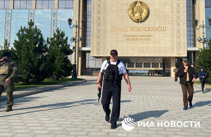 Лукашенко вновь засняли у резиденции с автоматом в руках