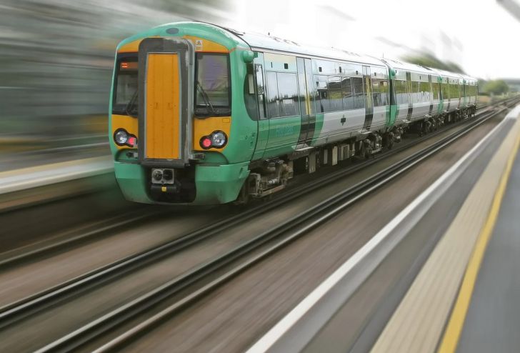 Медики назвали эффективные способы борьбы с тошнотой в дороге