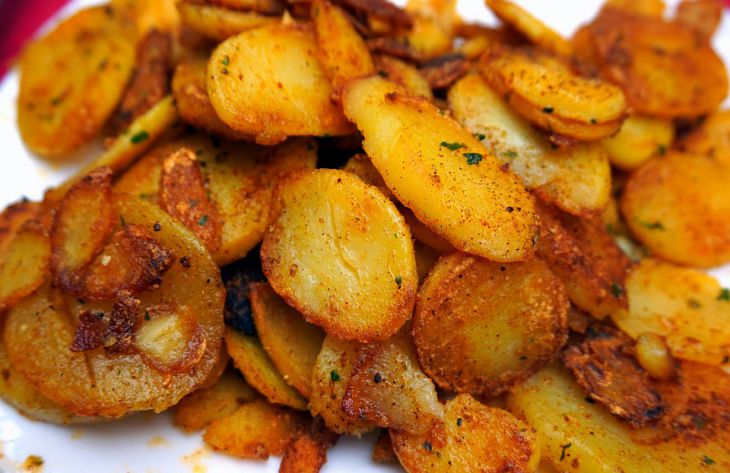Отличный вариант к ужину: простой рецепт картошки по-деревенски