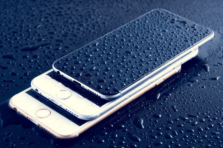 Эксперты дали рекомендации по спасению утонувшего смартфона