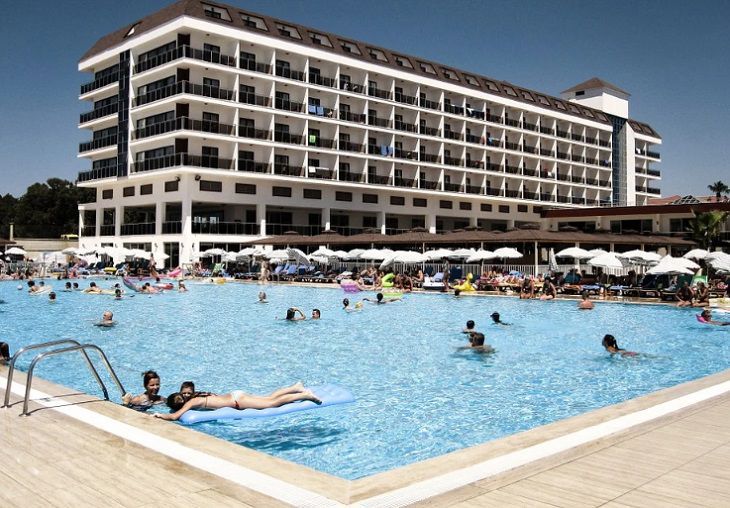 В турецких отелях ужесточают правила пребывания: туристов с COVID-19 принудительно изолируют