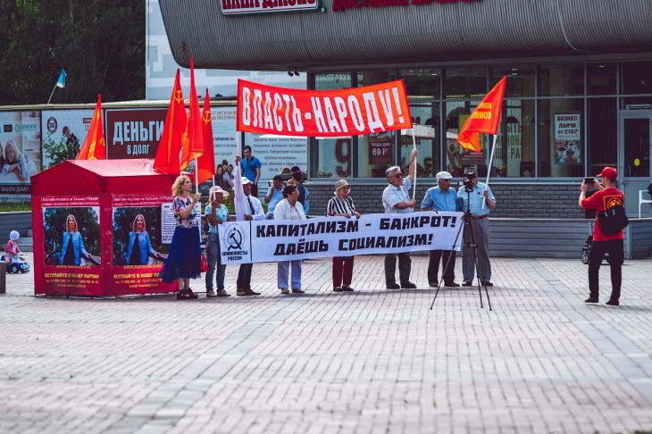 Российские коммунисты призвали не пускать в Россию уехавшую в США Елену Малышеву Российские коммунисты призвали не пускать в Россию уехавшую в США Елену Малышеву