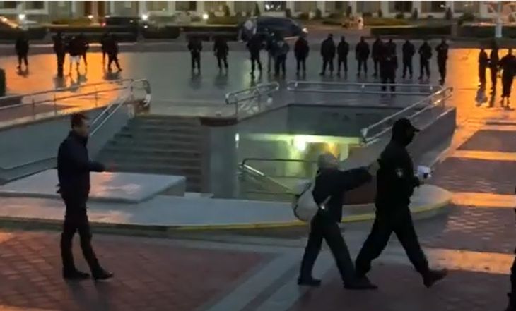 «Отдай мой флаг!»: история бабушки и омоновца на площади в Минске попала на видео