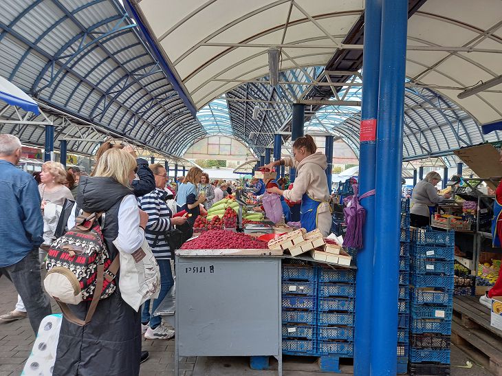 Вишня, малина, хурма. Что и за сколько можно купить на «Комаровке» в сентябре Вишня, малина, хурма. Что и за сколько можно купить на «Комаровке» в сентябре
