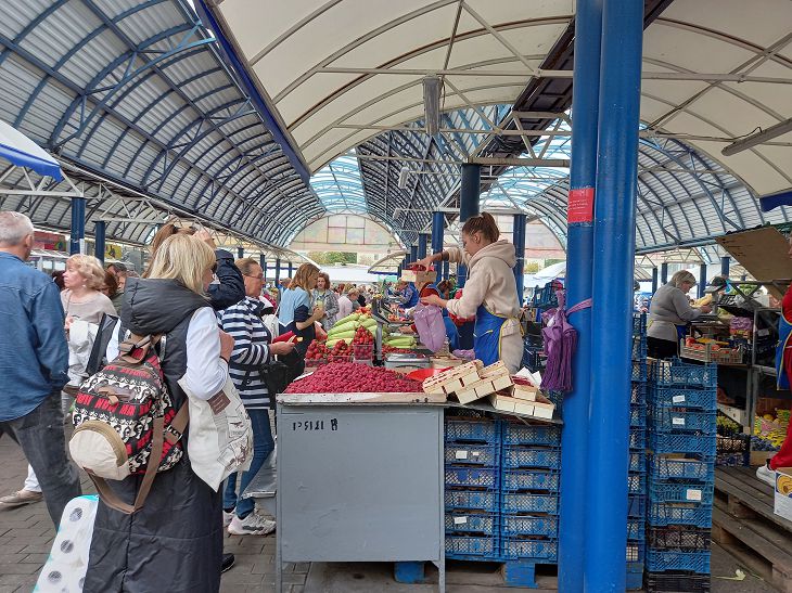 Вишня, малина, хурма. Что и за сколько можно купить на «Комаровке» в сентябре