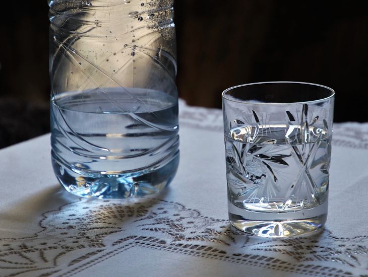 Ученые рассказали об опасности воды из пластиковых бутылок