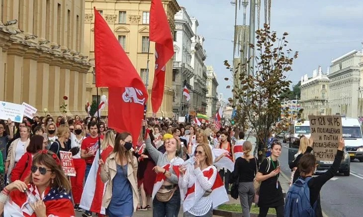 На акцию протеста в Минске женщины выходили с флагами других стран: вот с какой целью