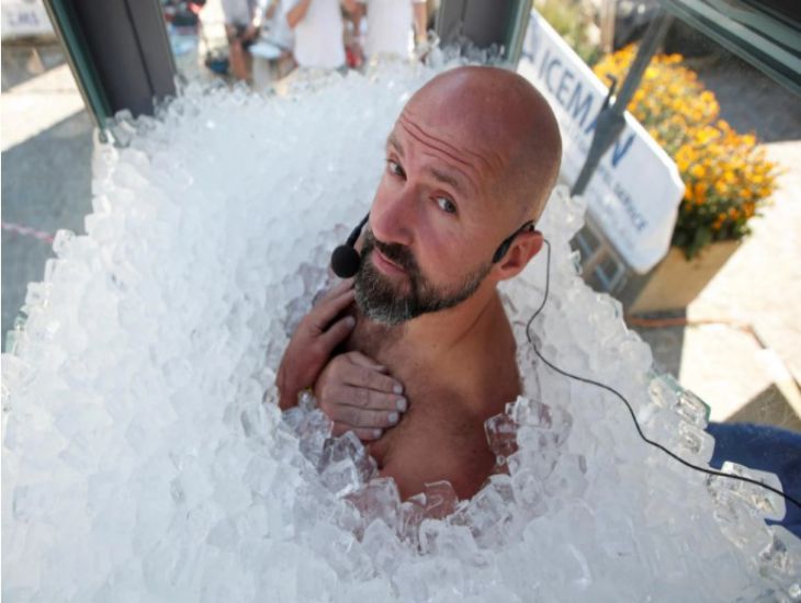 Новый мировой рекорд. Мужчина просидел в кабине со льдом 2,5 часа