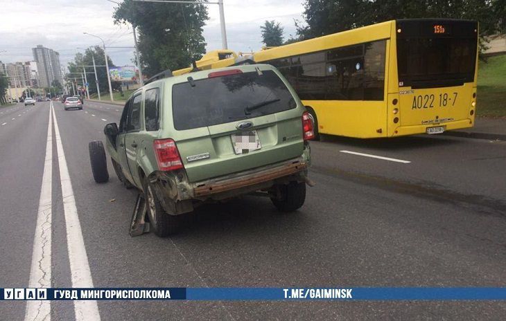 Оторвавшимся от машины колесом повредило автобус и два авто в Минске