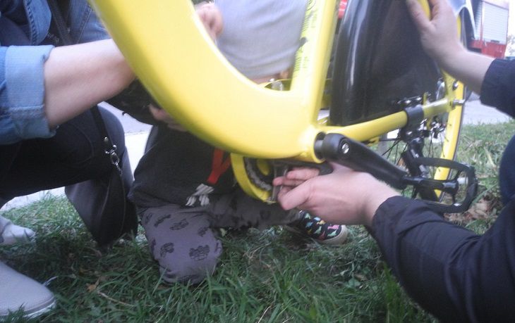 В Гомеле ребенок засунул палец в цепь велосипеда и прокрутил педаль: вызывали спасателей