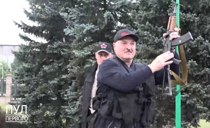 Лукашенко об автомате: Сажусь в вертолет. Но они же, сволочи-американцы, из космоса видят все