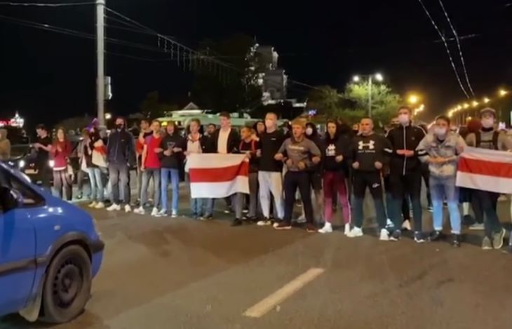 ОМОН применил дубинки против протестующих в Минске: есть пострадавшие 