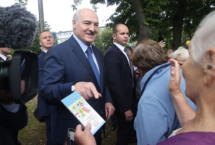 Лукашенко: Омоновцы благородно поступили - охраняли людей. А те захлопнули в Красном костёле двери и не захотели оттуда выходить Лукашенко: Омоновцы благородно поступили - охраняли людей. А те захлопнули в Красном костёле двери и не захотели оттуда выходить