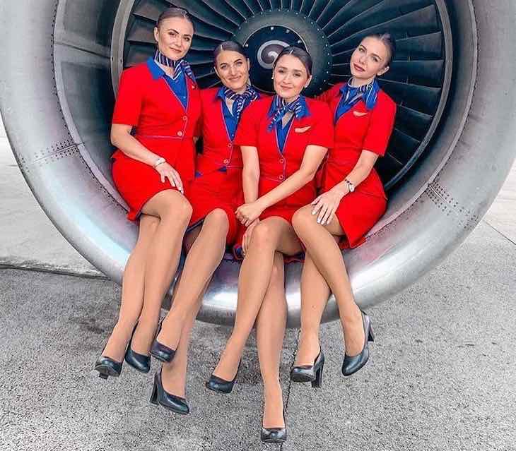 Стюардессы залезли на двигатель самолета ради фотографии