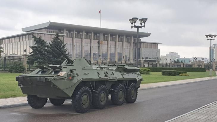 К резиденции Александра Лукашенко направлена бронетехника и спецтехника 