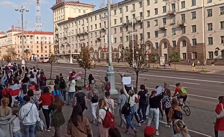 В Минске протестующие попытались отобрать микрофон у журналистки госканала 