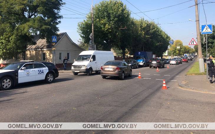 В Гомеле водитель поехал на красный и сбил двух детей на переходе В Гомеле водитель поехал на красный и сбил двух детей на переходе