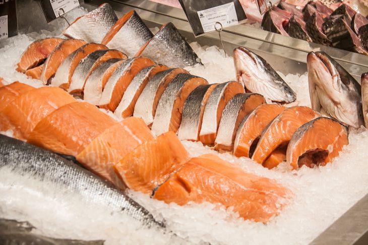 Минчанин притворился мерчендайзером и вынес из магазина 12 упаковок семги Минчанин притворился мерчендайзером и вынес из магазина 12 упаковок семги