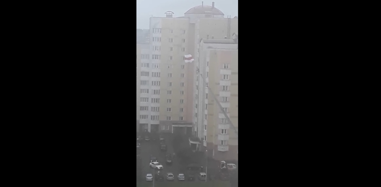 Сотрудник МЧС отказался снимать БЧБ-флаг в Минске