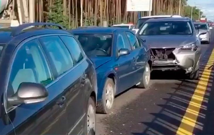 Массовое ДТП на МКАД: столкнулись пять авто Массовое ДТП на МКАД: столкнулись пять авто