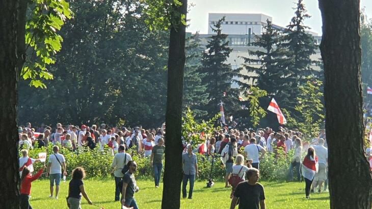 В Минске колонна протестующих дошла до Дворца Независимости