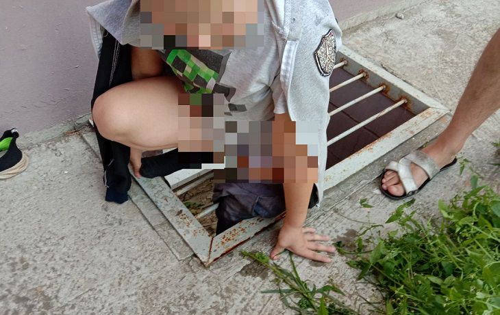 В Речице ребенок застрял между прутьями решетки отмостки здания: вызывали МЧС