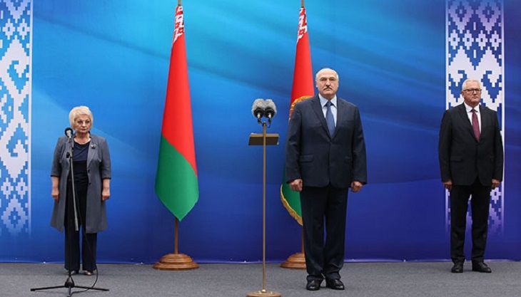 «Им дали команду «фас», они и вякнули из-под забора» – Лукашенко о санкциях