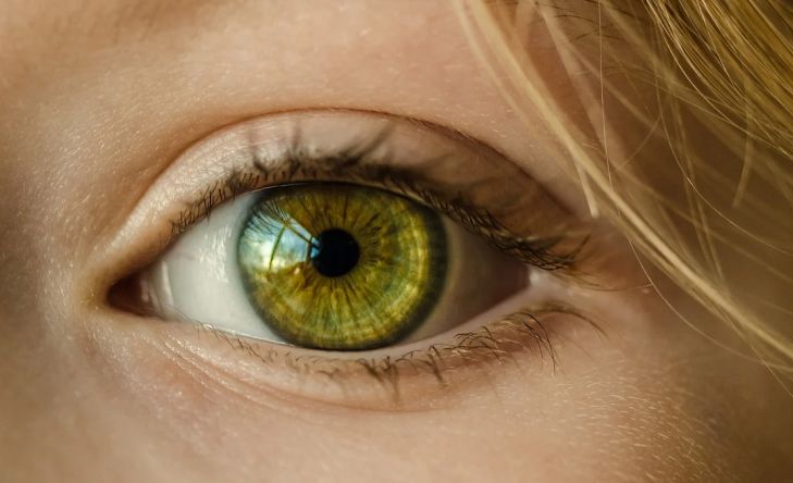 Медики назвали простой способ защиты от опасной болезни глаз