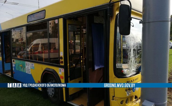 В Гродно автобус с пассажирами врезался в столб: водитель потерял сознание за рулем В Гродно автобус с пассажирами врезался в столб: водитель потерял сознание за рулем